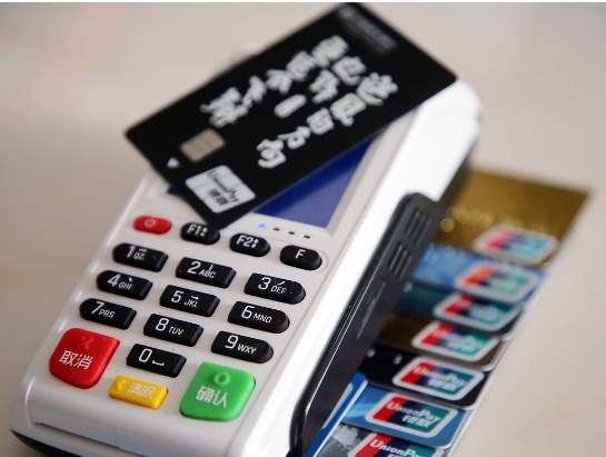 摆脱信用卡债务循环：分期还款与更低还款，哪个更不利？